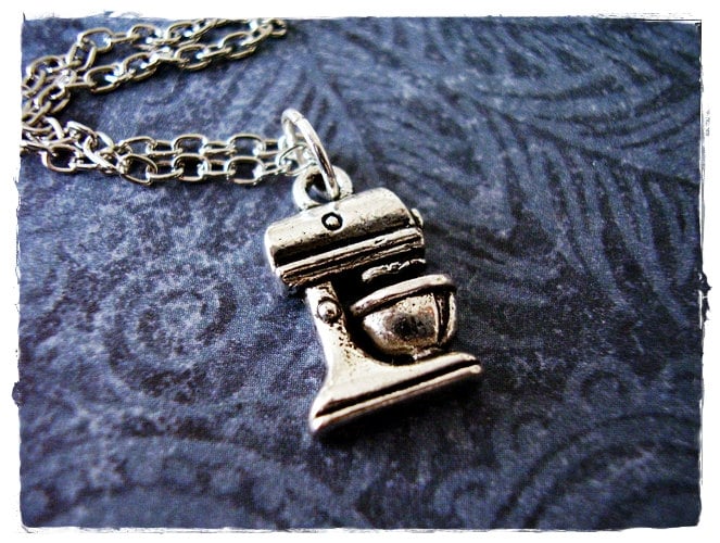 Silber Küchenmixer Halskette - Antiker Zinn Anhänger An Einer Zarten Edelstahl Kabelkette Oder von EvelynMaeCreations