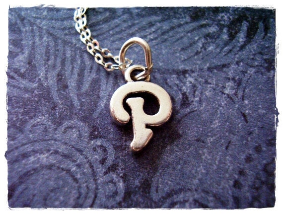 Silber Kursive P Initial Halskette - Sterling Kursiver Anhänger An Einer Zarten Kabelkette Oder von EvelynMaeCreations
