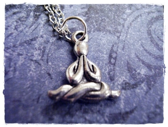 Silber Meditierender Mann Halskette - Antiker Zinn Anhänger An Einer Zarten Edelstahl-Kabelkette Oder Nur von EvelynMaeCreations
