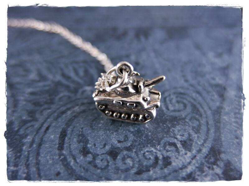 Silber Militär Panzer Halskette - 925 Sterling Anhänger An Einer Zarten Kabelkette Oder von EvelynMaeCreations