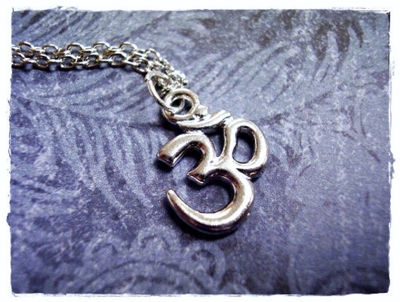 Silber Om Halskette - Zinn Anhänger An Einer Zarten Edelstahl-Seilkette Oder von EvelynMaeCreations