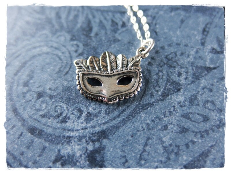 Silber Party Maske Halskette - Sterling Anhänger An Einer Zarten Kabelkette Oder von EvelynMaeCreations