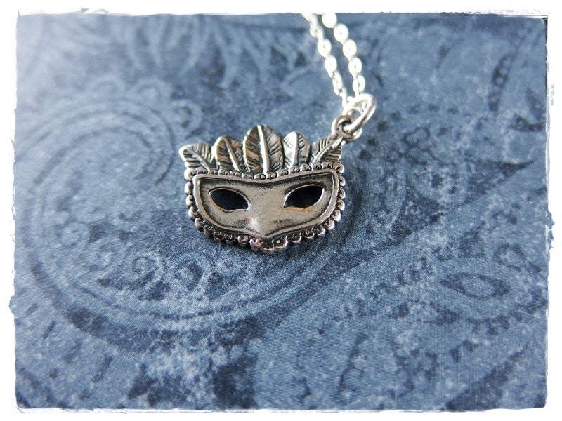 Silber Party Maske Halskette - Sterling Anhänger An Einer Zarten Kabelkette Oder von EvelynMaeCreations