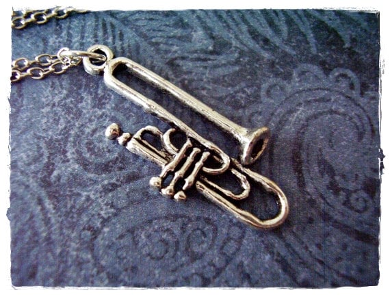 Silber Posaune Halskette - Antiker Zinn Anhänger An Einer Zarten Edelstahl-Seilkette Oder von EvelynMaeCreations