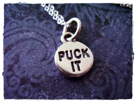 Silber Puck It Hockey Halskette - Sterling Anhänger An Einer Zarten Kabelkette Oder von EvelynMaeCreations