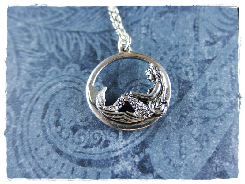 Silber Runde Meerjungfrau Halskette - Antiker Runder Meerjungfrau-Anhänger Aus Zinn An Einer Zarten Edelstahl-Kabelkette Oder Nur Anhänger von EvelynMaeCreations