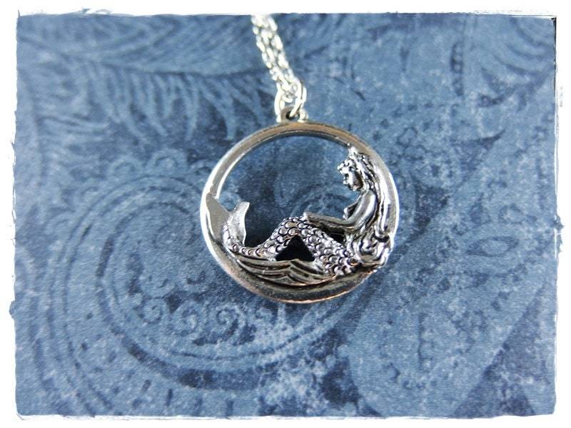 Silber Runde Meerjungfrau Halskette - Antiker Runder Meerjungfrau-Anhänger Aus Zinn An Einer Zarten Edelstahl-Kabelkette Oder Nur Anhänger Silber Runde Meerjungfrau Halskette - Antiker Runder Meerjungfrau-Anhänger Aus Zinn An Einer Zarten Edelstahl-Kabelkette Oder Nur Anhänger von EvelynMaeCreations