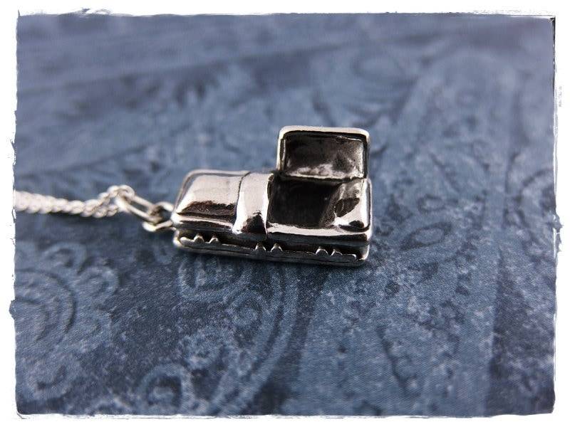 Silber Sarg Halskette - Sterling Anhänger Auf Einer Zarten Kabelkette Oder von EvelynMaeCreations