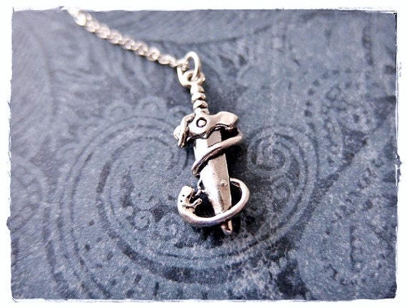 Silber Schlange Und Dolch Halskette - Sterling Anhänger An Einer Zarten Kabelkette Oder von EvelynMaeCreations