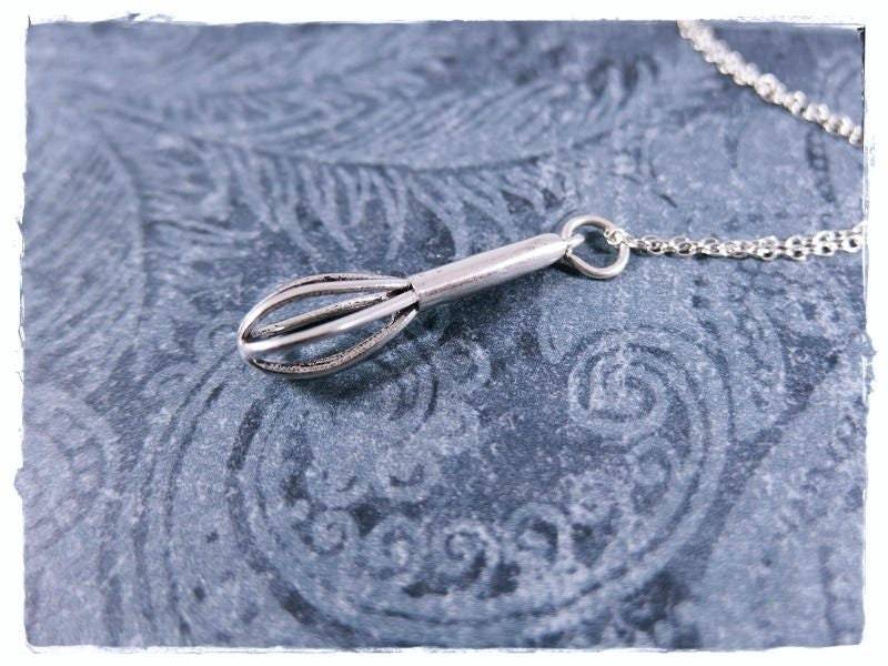 Silber Schneebesen Halskette - 925 Sterling Runde Anhänger An Einer Zarten Kabelkette Oder von EvelynMaeCreations