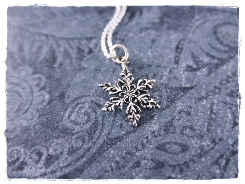 Silber Schneeflocke Halskette - Sterling Anhänger Auf Einer Zarten Kabelkette Oder von EvelynMaeCreations