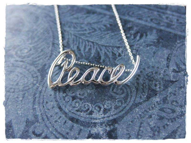 Silber Schreibschrift Frieden Halskette - 925 Sterling Peace Anhänger An Einer Zarten Kabelkette Oder von EvelynMaeCreations