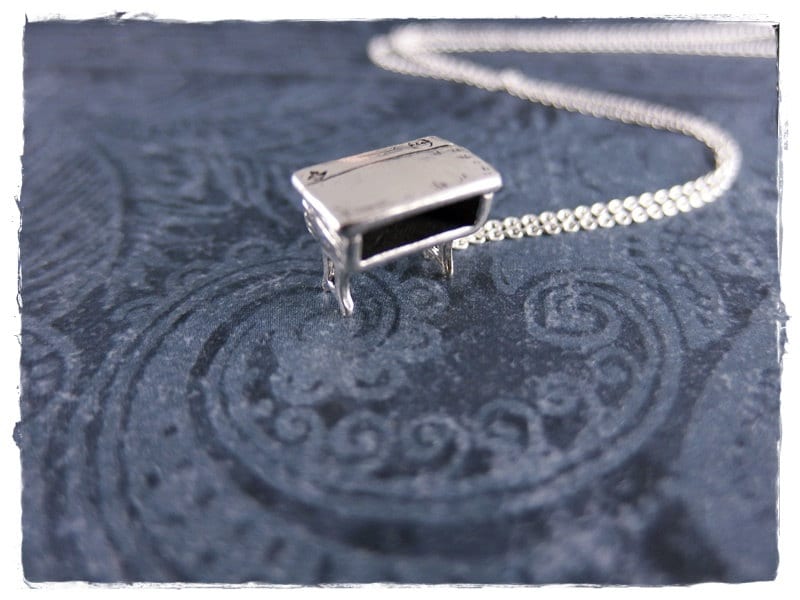 Silber Schule Schreibtisch Halskette - Sterling Charme Auf Einer Zarten Kabel Kette Oder Nur von EvelynMaeCreations