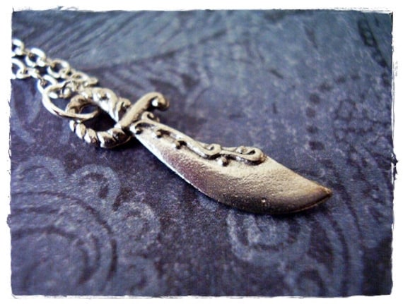 Silber Scimitar Schwert Anhänger - Antiker Zinn An Einer Zarten Versilberten Kabelkette Oder von EvelynMaeCreations