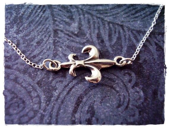 Silber Seitlich Fleur De Lis Halskette - Sterling Anhänger An Einer Zarten Kabelkette Oder von EvelynMaeCreations
