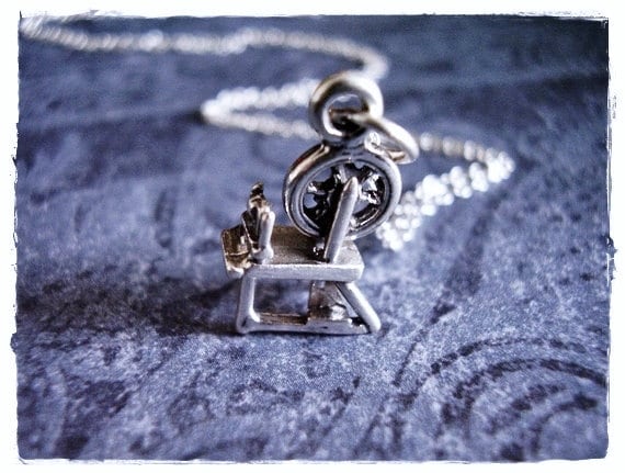 Silber Spinnrad Halskette - Sterling Anhänger An Einer Zarten Kabelkette Oder von EvelynMaeCreations