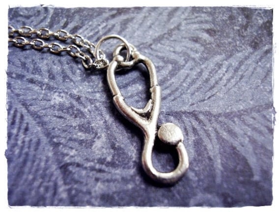 Silber Stethoskop Halskette - Antiker Zinn Anhänger An Einer Zarten Edelstahl-Seilkette Oder Silber Stethoskop Halskette - Antiker Zinn Anhänger An Einer Zarten Edelstahl-Seilkette Oder von EvelynMaeCreations