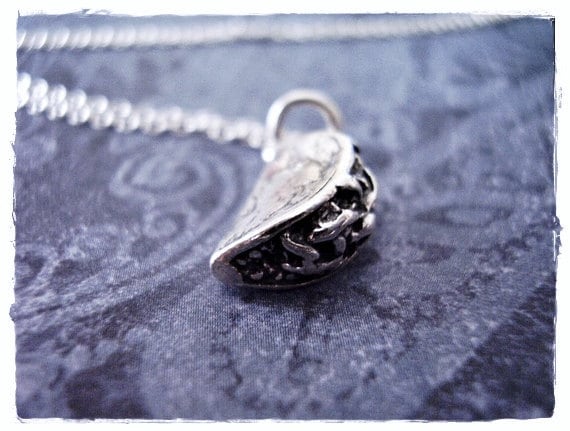Silber Taco Halskette - Sterling Anhänger An Einer Zarten Kabelkette Oder von EvelynMaeCreations