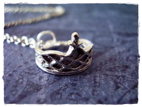 Silber Tiara Halskette - Zinn Charme Auf Einer Zarten Edelstahl Kabelkette Oder Nur Anhänger von EvelynMaeCreations