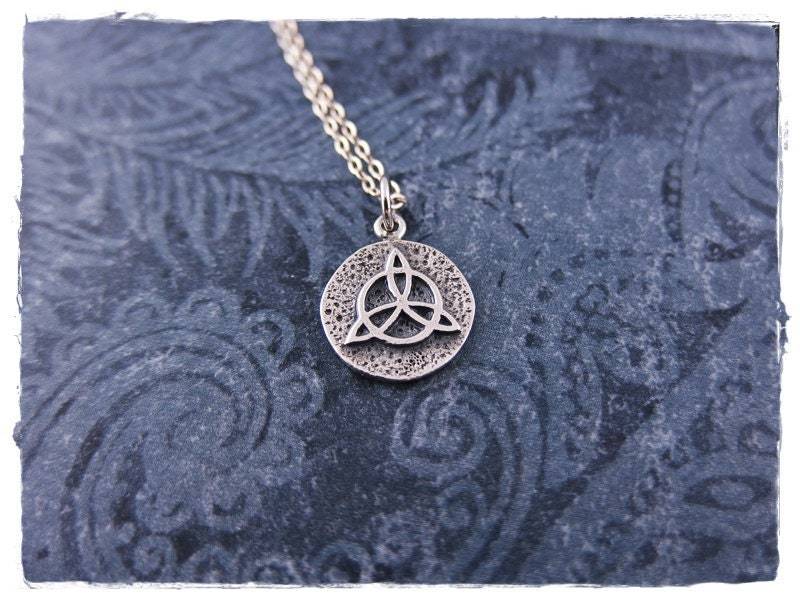 Silber Triquetra Amulett Halskette - Sterling Anhänger An Einer Zarten Kabelkette Oder von EvelynMaeCreations
