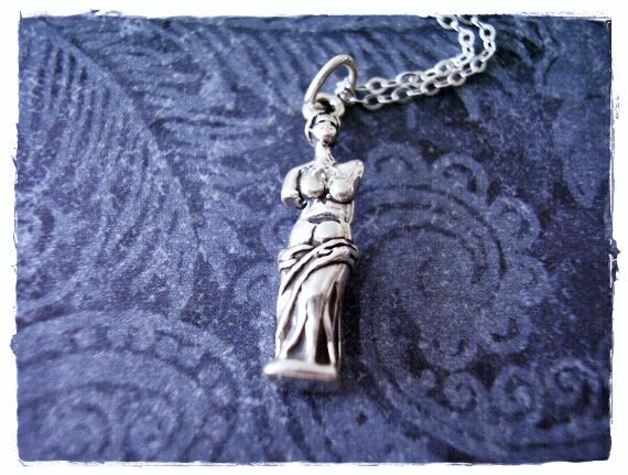 Silber Venus De Milo Statue Halskette - Sterling Anhänger An Einer Zarten Kabelkette Oder von EvelynMaeCreations
