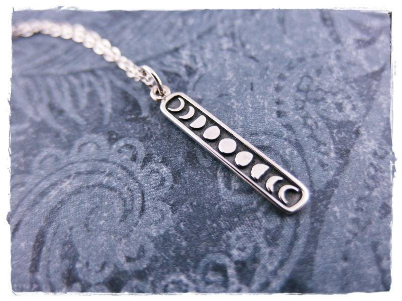 Silber Vertikale Mondphasen Halskette - Sterling Anhänger An Einer Zarten Kabelkette Oder von EvelynMaeCreations