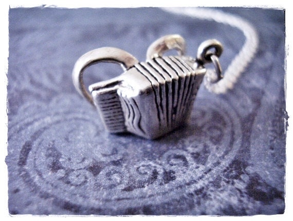 Silberne Akkordeon Halskette - Sterling Silber Anhänger An Einer Zarten Kabelkette Oder von EvelynMaeCreations