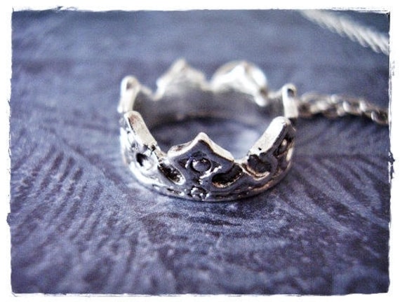 Silberne Kronen-Halskette - Silber-Zinn-Kronen-Charme An Einer Zarten Edelstahl-Kabelkette Oder Nur Anhänger von EvelynMaeCreations