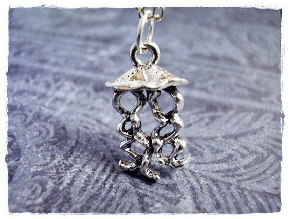 Silberne Quallen-Halskette - Silber-Zinn-Qualle-Charme An Einer Zarten Edelstahl-Kabelkette Oder Nur Als Anhänger von EvelynMaeCreations