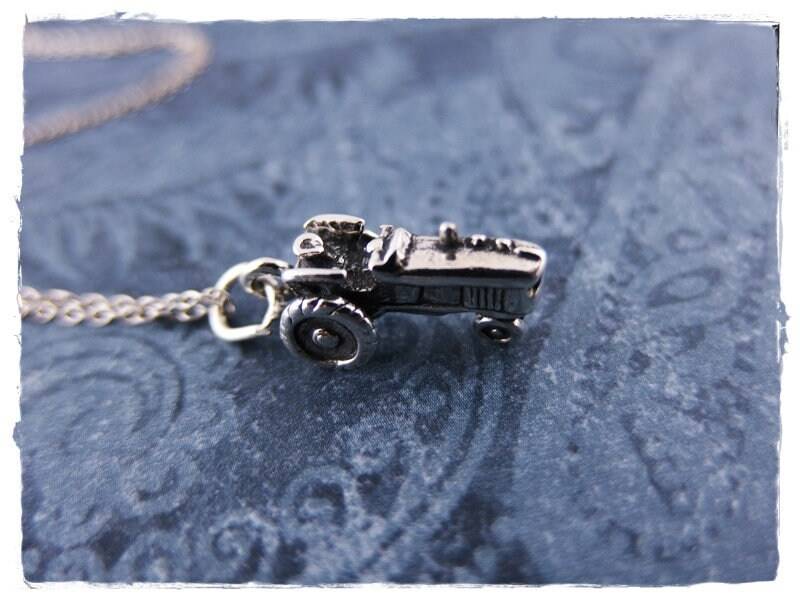 Silberne Traktor Halskette - Sterling Silber Anhänger An Einer Zarten Kabelkette Oder von EvelynMaeCreations