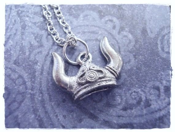 Silberne Wikinger Helm Halskette - Antiker Zinn Anhänger An Einer Zarten Edelstahl Kette Oder von EvelynMaeCreations