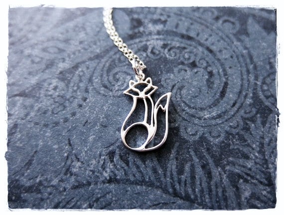 Sitzender Fuchs-Anhänger Aus Silber 925 An Einer Zarten Sterling Kabelkette von EvelynMaeCreations