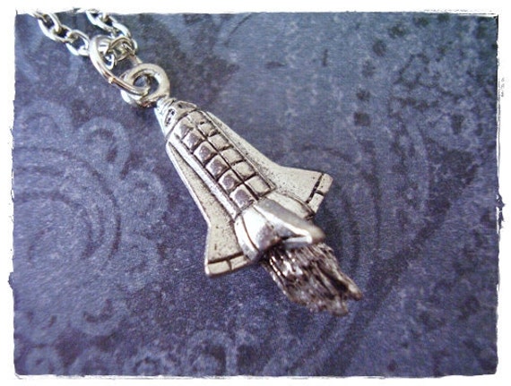 Space Shuttle Halskette - Antiker Zinn Anhänger An Einer Zarten Versilberten Kette Oder von EvelynMaeCreations