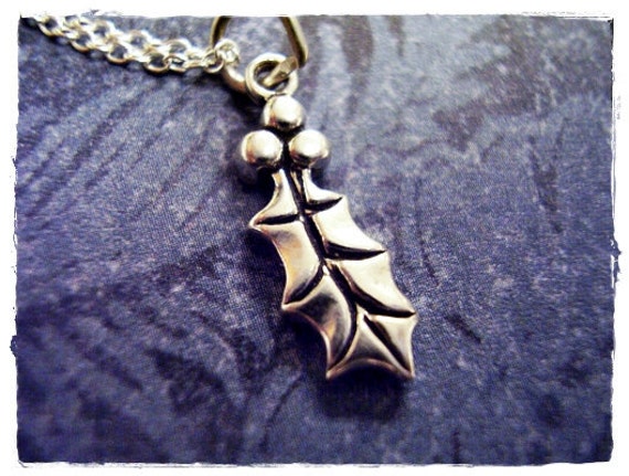 Sterling Silber Stechpalme Blatt Anhänger An Einer Zarten Kabelkette Oder von EvelynMaeCreations