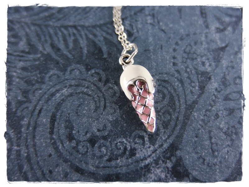 Vanilla Cone Halskette - Weißer Emaillierter Sterling Silber Anhänger An Einer Zarten Kabelkette Oder von EvelynMaeCreations
