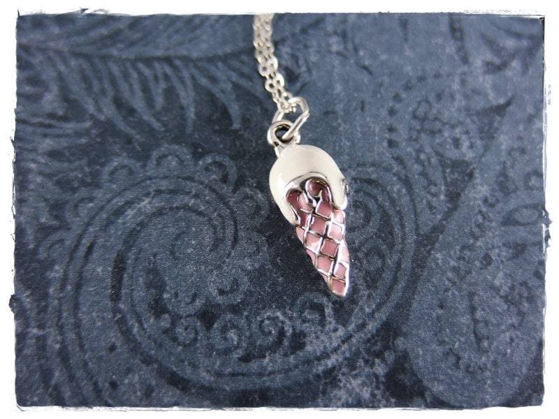 Vanilla Cone Halskette - Weißer Emaillierter Sterling Silber Anhänger An Einer Zarten Kabelkette Oder von EvelynMaeCreations