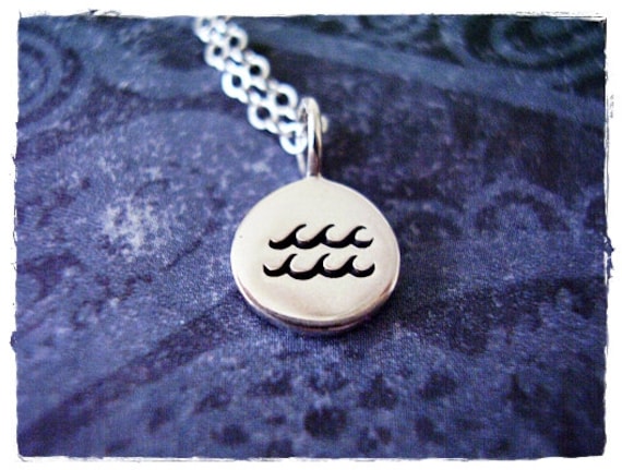 Wassermann Horoskop Zeichen Halskette - Sterling Silber Anhänger An Einer Zarten Kabel Kette Oder von EvelynMaeCreations