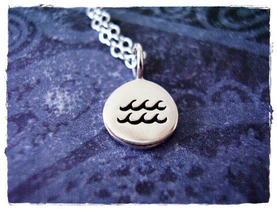 Wassermann Horoskop Zeichen Halskette - Sterling Silber Anhänger An Einer Zarten Kabel Kette Oder von EvelynMaeCreations