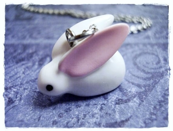 Weiße Häschen-Kaninchen-Halskette - Weißer Harz-Kaninchen-Kaninchen-Anhänger An Einer Zarten Edelstahl-Kabelkette von EvelynMaeCreations