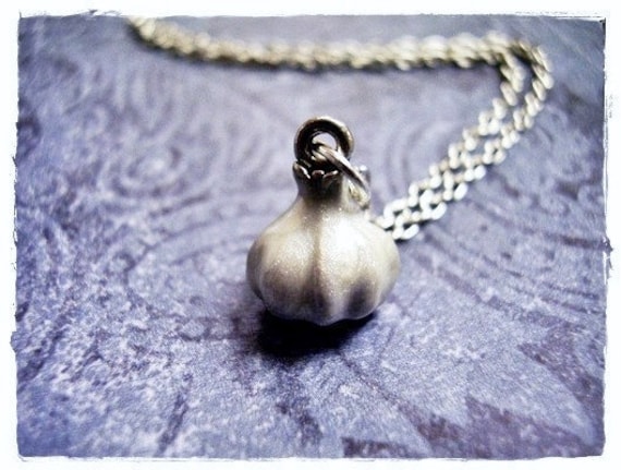 Weiße Knoblauchzwiebelhalskette - Weißer Emaillierter Antiker Zinn Knoblauchzwiebelanhänger An Einer Zarten Edelstahl-Kabelkette Oder Anhänger von EvelynMaeCreations