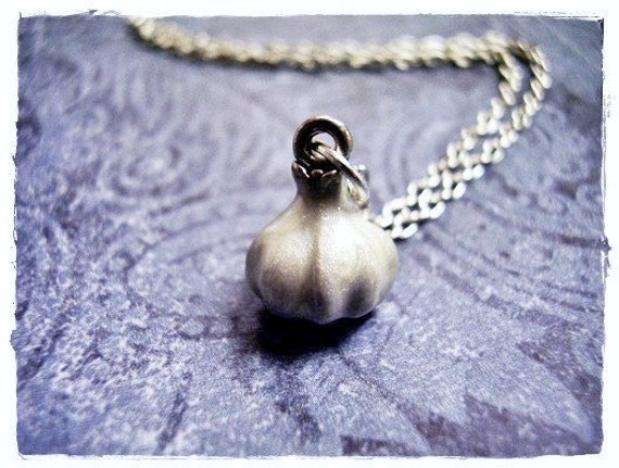 Weiße Knoblauchzwiebelhalskette - Weißer Emaillierter Antiker Zinn Knoblauchzwiebelanhänger An Einer Zarten Edelstahl-Kabelkette Oder Anhänger von EvelynMaeCreations
