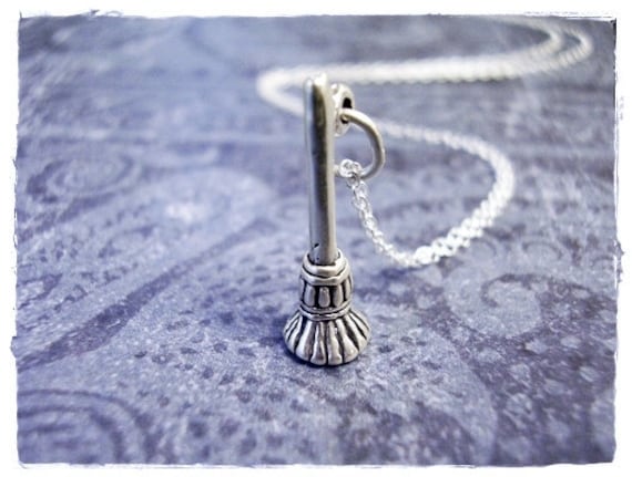 Winzige Besen Halskette - Sterling Silber Anhänger An Einer Zarten Kabelkette Oder von EvelynMaeCreations