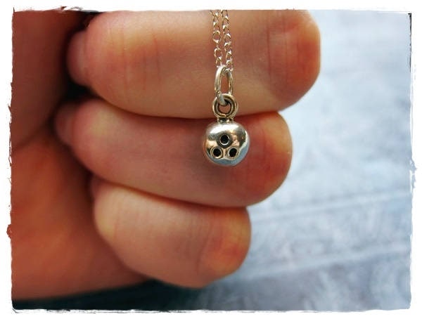 Winzige Bowling Ball Halskette - Sterling Silber Anhänger An Einer Zarten Kabelkette Oder von EvelynMaeCreations