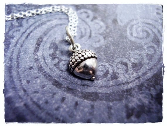 Winzige Eichel Halskette - Sterling Silber Anhänger An Einer Zarten Kabelkette Oder von EvelynMaeCreations