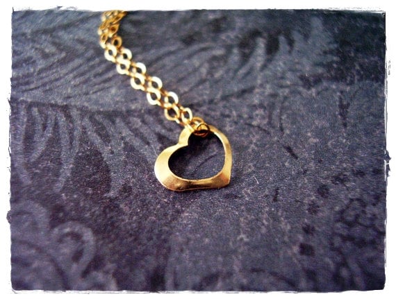 Winzige Erhabene Goldkette Floating Heart - Gold Filled Anhänger An Einer Zarten 14Kt Kabelkette Oder von EvelynMaeCreations
