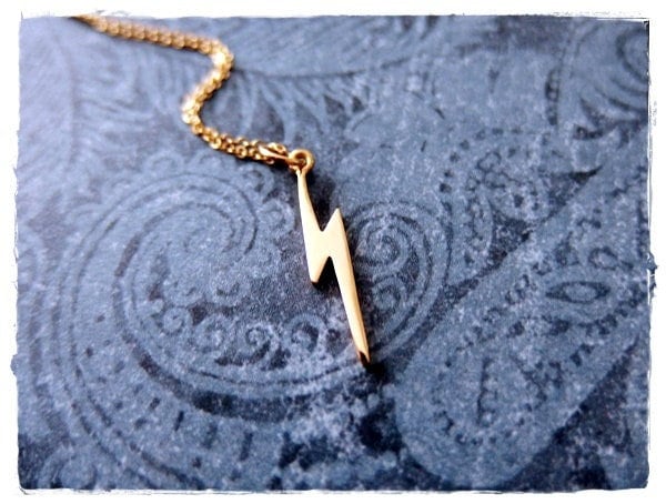 Winzige Gold Blitz Halskette - Kleiner Bronze Anhänger An Einer Zarten 14Kt Gefüllten Kette Oder von EvelynMaeCreations