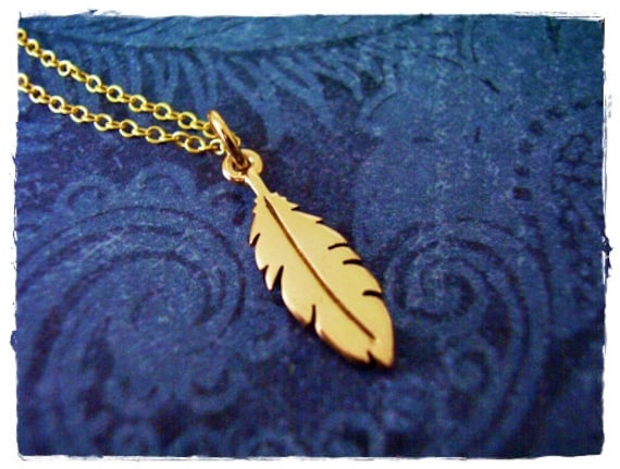 Winzige Gold Feder Halskette - Bronze Anhänger An Einer Zarten 14Kt Filled Kabelkette Oder von EvelynMaeCreations