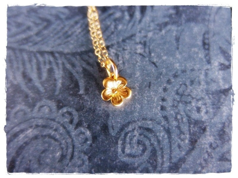 Winzige Gold Kirschblüten Halskette - 24Kt Matt Plate Anhänger An Einer Zarten 14Kt Gefüllten Kette Oder von EvelynMaeCreations