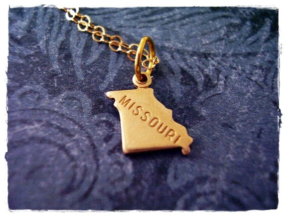 Winzige Gold Missouri State Halskette - Rohmessing Charm An Einer Zarten 14Kt Filled Kabelkette Oder Anhänger von EvelynMaeCreations