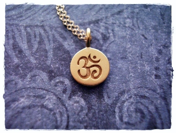 Winzige Gold Ohm Halskette - Winziger Matt 24Kt Vergoldeter Om Anhänger An Einer Zarten 14Kt Filled Kette Oder von EvelynMaeCreations